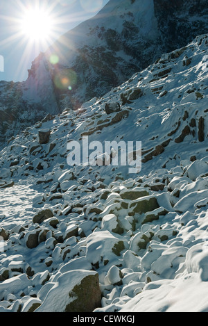 Sonne über schneebedeckten Berg Stockfoto