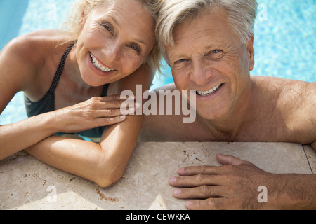 Älteres Paar gemeinsam entspannen im Pool, Porträt Stockfoto