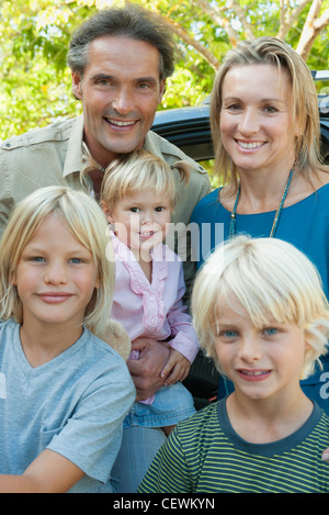 Familie posieren zusammen draußen, Porträt Stockfoto