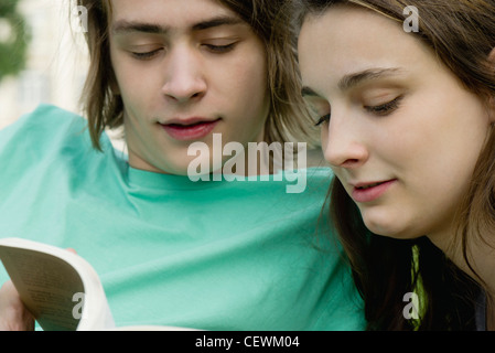 Junges Paar gemeinsam lesen Stockfoto