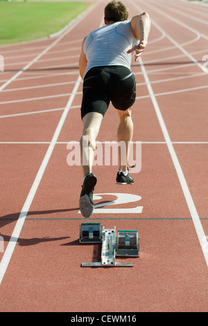 Läufer am Start, Rückansicht Stockfoto