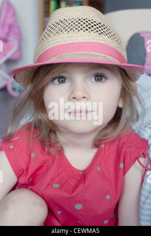 Kleines Mädchen mit Strohhut, portrait Stockfoto