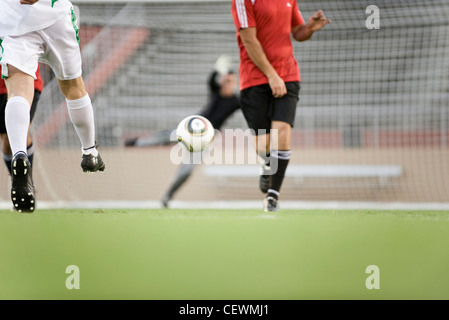 Fußball-Spieler am Feld, beschnitten Stockfoto