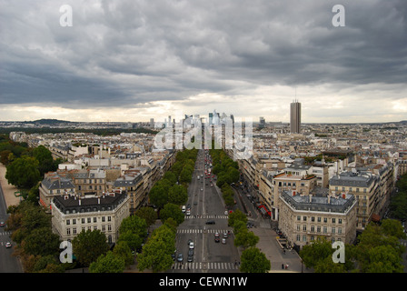 Blick vom Arc de Triomphe in Richtung La Défence, Paris, Frankreich Stockfoto