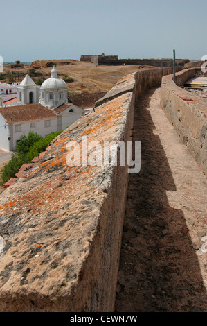 Fernsicht auf fort von Sao Sebastiao auf einem Hügel mit Blick auf die Gemeinde von Castro Marim aus der Mauer Mauer von Castro Marim Burg in der Gemeinde gleichen Namens, in der Algarve, die südlichste Region Portugals Stockfoto