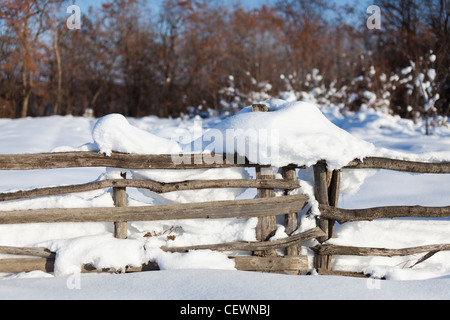 Hölzernen Zaun und Tor mit Schnee bedeckt Stockfoto