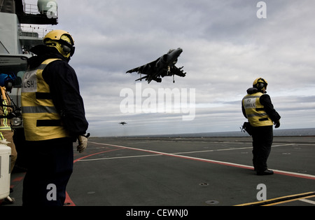 Harrier-Jet und Crew auf Marine Flugzeugträger HMS Illustrius Stockfoto