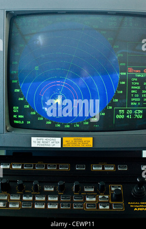 Navigation Radar auf Marine Flugzeugträger HMS Illustrius Stockfoto