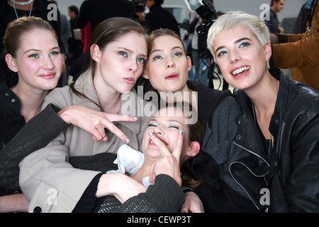 Chanel Backstage Paris bereit zu tragen Frühling Sommer Gruppe von Weibchen tragen metallisches Silber und Gold Lidschatten über messing Stockfoto