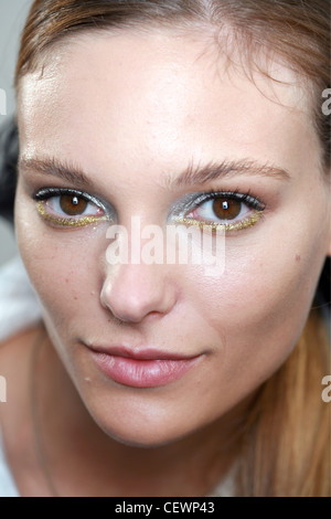 Chanel Backstage Paris bereit, tragen Frühling Sommer Rothaarige weibliche gekämmt Augenbrauen metallisches Silber am Oberlid zu tragen und Stockfoto