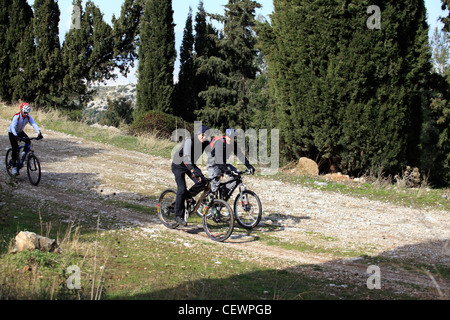 Griechenland Athen Attika Mountainbiker auf einen Pfad auf Mount Hymettus Stockfoto
