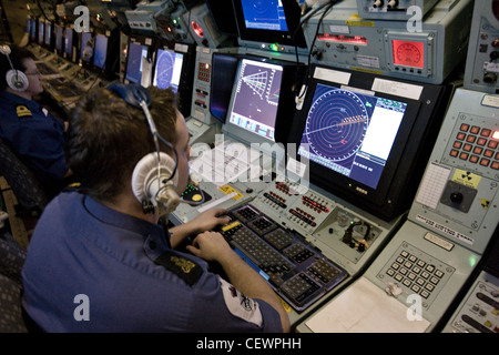 Crew Navigation Radar auf Marine Flugzeugträger HMS Illustrius beobachten Stockfoto