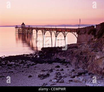 Clevedon Pier und die felsige Küste in warmes Licht. Stockfoto