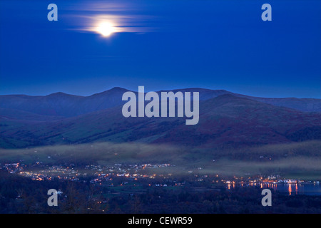 Mondaufgang über nebligen Ambleside. Stockfoto