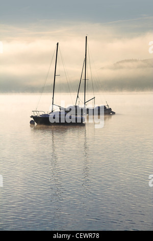 Segelboote vor Anker am Lake Windermere. Stockfoto