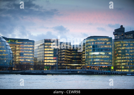 Büro leuchtet auf in der Entwicklung am Südufer der Themse in London in der Nähe von Tower Bridge Stockfoto