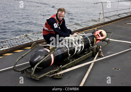 Wartung der Rakete Rakete auf Marine Flugzeugträger HMS Illustrius Stockfoto