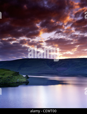 Schwere Wolken Teil als Dawn bricht über Penygarreg Reservoir in der Elan-Tal. Stockfoto