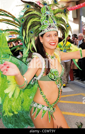 Portugal, Algarve: Mitglied einer lokalen Samba-Schule beim Karnevalsumzug in Loulé Stockfoto