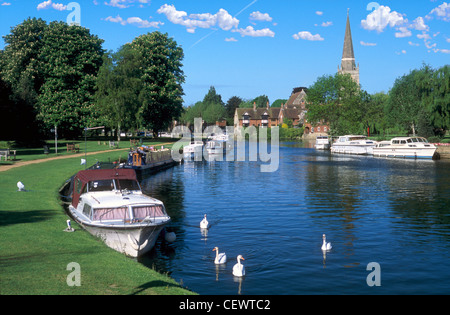 Ein Blick über die Themse in Abingdon im Hochsommer. Stockfoto