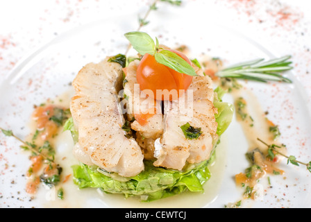 Salat von gebratenen Filet Zander mit Zucchini und Auberginen und Kirschtomaten Stockfoto