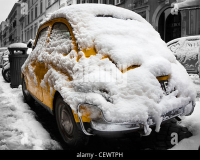 Fiat 500 in Rom Italien bedeckt mit Schnee, Rom, Italien Stockfoto