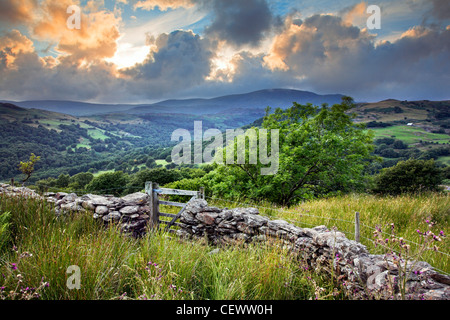 Den Hügeln oberhalb von Ortszentrum. Ortszentrum ist eine kleine Stadt am Fuße der Bergkette im Süden Schnee Cader Idris Stockfoto