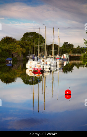 Segelboote in Lydney Hafen festgemacht. Eröffnet im Jahre 1810, der Blütezeit der Dock Bereich Säge 300.000 Tonnen Kohle jährlich exportiert Stockfoto