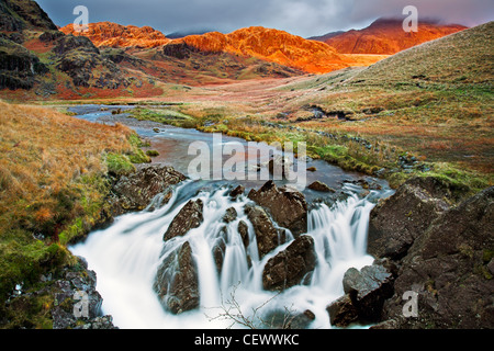 Ein Blick auf den Fluß Esk in der Nähe von großen Moos. Der Fluß Esk beginnt hier unten Scafell Pike im englischen Lake District und fließt dow Stockfoto