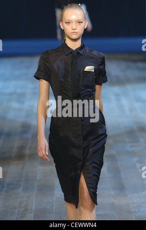 Lanvin Paris bereit zu tragen S S Model Gemma Ward blonde Haare aus Gesicht Krawatte schwarz satin Shortsleeved Shirt Kleid schwarz und Stockfoto