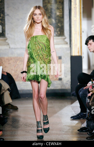 Emilio Pucci Mailand bereit zu tragen Herbst Winter grün trägerlos tasseled drapierte Kleid, grüne Gladiatsandals und schwarzes Armband Stockfoto