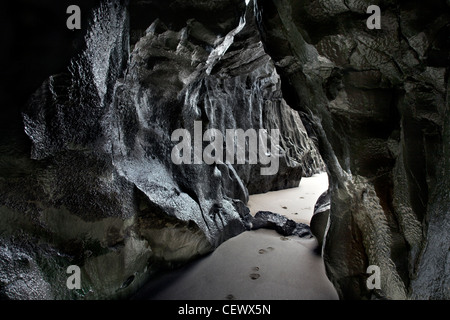 Eine Höhle in erodierte Kalkstein auf der Gower-Halbinsel gebildet. Stockfoto