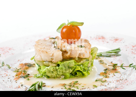 Salat von gebratenen Filet Zander mit Zucchini und Auberginen und Kirschtomaten Stockfoto