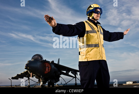 Der Flugsicherung auf Marine Flugzeugträger HMS Illustrius Stockfoto