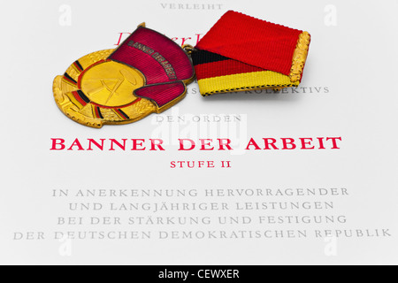 Teilansicht einer Urkunde und der Dekoration Banner der Arbeit zweiter Klasse aus DDR Stockfoto