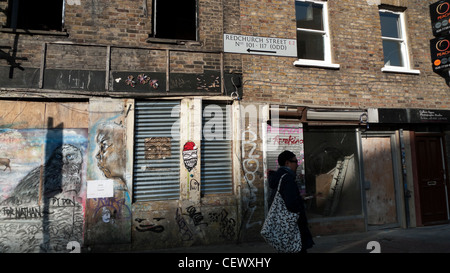 Redchurch Street Sign auf eine Mauer mit Brettern vernagelt, Geschäfte und grafitti Tower Hamlets Shoreditch East End von London E2 England UK KATHY DEWITT Stockfoto