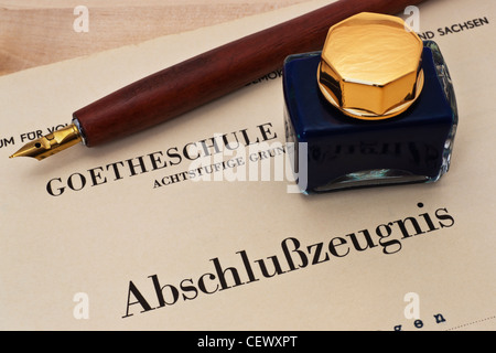 Teilansicht der Schulabschluss von der Goethe-Schule von 1952. Ein Füllfederhalter und einem Tintenfaß neben. Stockfoto