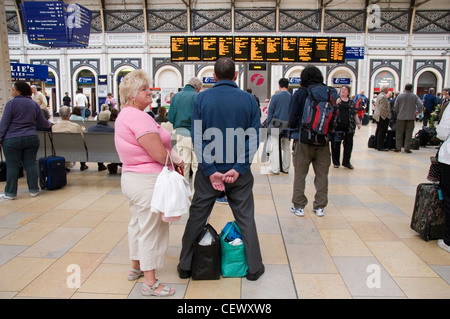 Warten am Bahnhof Paddington, London. Stockfoto