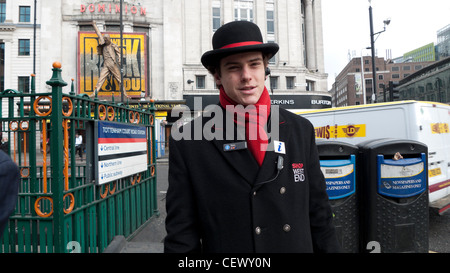 Junger männlicher Mitarbeiter des Gastgewerbeunternehmens Shop West End Bietet Informationen Service Tottenham Court Road & Oxford Street London UK KATHY DEWITT Stockfoto