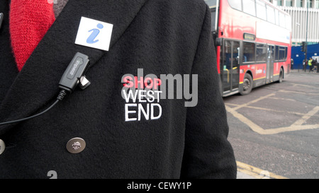 Nahaufnahme des Shop West End Information Officer Emblem auf Mitarbeiters Mantel Tottenham Court Road und Oxford Street, London England Stockfoto
