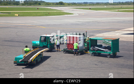 Gepäckabfertiger am Flughafen Ministro Pistarini entfernt, Buenos Aires, Argentinien Stockfoto