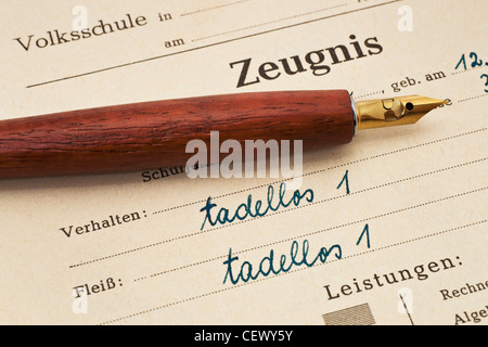 Teilansicht der Schulabschluss von der Grundschule von 1952. Ein Stift ist neben. Stockfoto