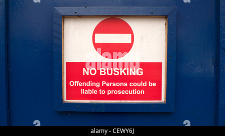 KEINE BUSKING Anzeichen auf eine Crossrail Bau Website Horten auf Oxford Straße, London England UK 2012 Stockfoto