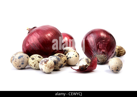 Roten Zwiebeln und Wachteleiern auf weißem Hintergrund Stockfoto