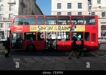 Eine Werbung für "Singin' im Regen" auf der Seite ein 38 Doppeldecker-Bus auf der Oxford Street, West End, London England UK Stockfoto