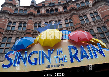Singin ' im Regen Zeichen außerhalb des Palace Theatre Shaftesbury Avenue London West End England UK Stockfoto