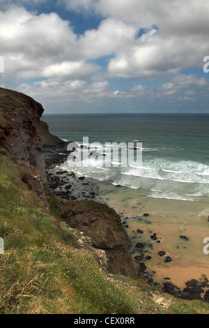 Blick von der Klippe heraus zum Meer zwischen Newquay und Mawgan Porth an der kornischen Küste. Stockfoto