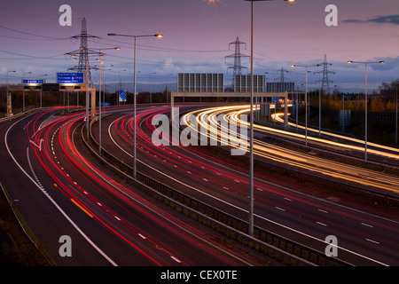 M 60 Autobahn nachts in der Nähe von Manchester mit viel Verkehr Stockfoto