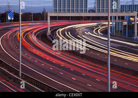 M 60 Autobahn nachts in der Nähe von Manchester mit viel Verkehr Stockfoto