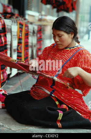 Frau in native mexikanische Tracht webt Handarbeit in Zona Rosa, Mexiko-Stadt, Mexiko Stockfoto